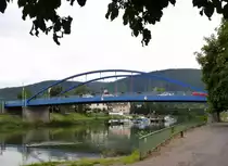 Lahnstein, die Lahn unmittelbar vor der M�ndung in den Rhein mit der blauen Stra�enbr�cke und der Eisenbahnbr�cke dahinter, Sept.2014