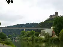 Lahnstein, Blick �ber die Lahn zur Burg Lahneck, davor die Stra�enbr�cke der B42 �ber die Lahn, Sept.2014
