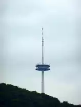 Lahnstein, Blick zum Fernmeldeturm auf dem 384m hohen K�hkopf bei Koblenz, der 261m hohe Stahlbetonturm wurde 1974-76 erbaut, Sept.2014