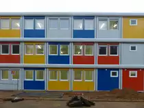 Fl�chtlingsheim in K�penick. Hier erhitzen sich die Gem�ter - im Allendeviertel in Berlin K�penick, einer waldreichen und ruhigen Plattenbausiedlung, sollen 400 Fl�chtlinge in Containern untergebracht werden. Neben grunds�tzlicher Ablehnung von Fl�chtlingsheimen durch viele Bewohner wird vor allem kritisiert, dass der Senat die Bewohner ohne vorherige Information vor vollendete Tatsachen gestellt hat. Am 23.12.2014 sollen die ersten Familien dieses Heim beziehen. 18.12.2014, Berlin K�penick