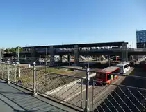 Freiburg, die �berdachte Stadtbahnbr�cke mit den Stra�enbahnhaltestellen und den Zug�ngen zu den Bahnsteigen des Hauptbahnhofes, diese wichtige Verkehrsverbindung wurde 1983 eingeweiht, Juli 2014