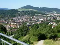 Freiburg, Blick vom Aussichtspunkt Ludwigsh�he auf dem Schlo�berg auf den Stadtteil Wiehre, dahinter der Sch�nberg, juni 2014