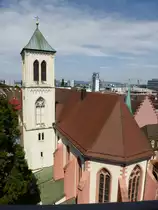Freiburg, Blick auf die Ostseite der Martinskirche am Rathausplatz, gesehen von der Dachterrasse eines Restaurantes in der Kaiser-Joseph-Stra�e, Juni 2014