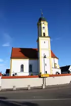 Sielenbach, Pfarrkirche St. Peter und Paul, Saalbau mit eingezogenem Chor und Tonnengew�lbe, Turm im Kern sp�tgotisch, umgestaltet 1716 und 1732/33 (02.11.2014)