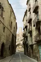 TORTOSA (Provincia de Tarragona), 20.06.2000, eine d�stere Gasse mit Blick auf den Turm der gotischen Kathedrale