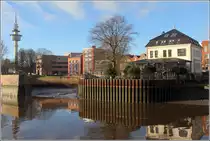 Bremerhaven. Neben der 1908 erbauten Seebeck-Villa ist die Einfahrt zum ehemaligen Wencke-Dock zu sehen, dass um 1860 gebaut und bis 1945 genutzt wurde. Bei dem Trockendock handelt sich um eine Technikdenkmal ersten Ranges. Die Torweite misst 15 m, die Dockl�nge 86 m. Zwei Schiffe konnten darin nebeneinander liegen. 26.12.2014