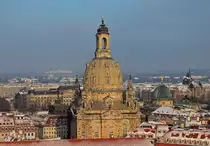  So von Kirche zu Kirche . Blick vom Turm der Dresdner Kreuzkirche hin�ber zur Frauenkirche, 28.12.2014.
