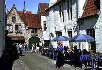 Stra�encaf�s laden zum Verweilen ein (September 2002)