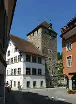 Brugg, der Schwarze Turm von 1238 ist das Wahrzeichen der Stadt, direkt angebaut das Rathaus von 1579, Mai 2011