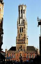 Der Belfried. Dieser imposante Turm geh�rt weder zu einer Kirche noch zum Rathaus, sondern zur Tuchhalle. Dies macht den Stellenwert deutlich, den der Tuchhandel f�r Br�gge und die anderen mittelalterlichen St�dte Flanderns hatte (September 2002).