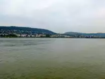 Bingen am Rhein, Blick vom rechtsrheinischen F�hranleger auf die Stadt, Sept.2014