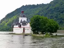 Kaub, die Zollburg Pfalzgrafenstein von 1326 steht mitten im Rhein und geh�rt wohl zu den meistfotografierten Objekten in Deutschland, Sept.2014