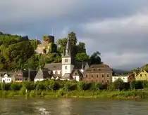 Niederheimbach, Blick von der Autof�hre auf die katholische Pfarrkirche Mari� Himmelfahrt und das Schlo� Heimburg, Sept.2014