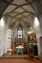 Deizisau, Chor der Ev. Kirche mit Altarfl�gel aus dem 15. Jahrhundert vom Esslinger Maler Matthias Ulin-Wolf, Kirchenfenster von Hans Gottfried von Stockhausen aus dem Jahr 1982 (18.01.2015)