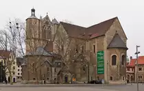 . Braunschweig - Der Dom St. Blasii. 03.01.2015 (Jeanny)

Die ehemalige Stiftskirche St. Blasii auf der s�dlichen Seite des Burgplatzes ist heute evangelisch-lutherischer Dom. Er wurde von Heinrich dem L�wen nach R�ckkehr von seiner Pal�stina-Fahrt in den Jahren 1173 bis 1195 als dreischiffige Gew�lbebasilika anstelle einer �lteren Anlage errichtet. Heinrich der L�we bestimmte diese Kirche als seine Grabst�tte, wo er 1195 auch neben seiner Gemahlin Mathilde bestattet wurde. Auch die Grabst�tte Ottos IV., deutscher Kaiser und K�nig, Sohn Heinrichs des L�wen befindet sich im Dom.

Die zun�chst als dreischiffige Basilika errichtete Anlage wurde bis heute mehrfach umgebaut, erweitert und rekonstruiert. Hochbedeutend ist die mittelalterliche Ausstattung: Marienaltar (1188), der siebenarmige Leuchter (um 1170/80), das aus Holz geschnitzte Kruzifix des Meisters Imervard (Imervardkreuz, 2. H�lfte 12. Jahrhundert), kunstvolle Wandmalereien sowie das Grabmal von Heinrich dem L�wen und Mathilde. Dieses um 1250 aus Muschelkalk geschaffene Grabmal Heinrichs des L�wen und seiner englischen Gemahlin Mathilde im Mittelschiff des Doms gilt als ein Hauptwerk mittelalterlicher Steinplastik. Besonders sehenswert ist au�erdem die Krypta. Die Krypta dient als Ruhest�tte welfischer F�rsten.

Der Dom ist Bischofskirche der Evangelische-Lutherischen Landeskirche in Braunschweig.