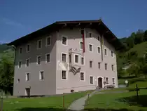 Brixen im Thale, Widum an der Dorfstra�e, erbaut im 14. Jahrhundert (09.06.2013)