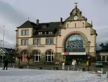 Ostgiebel des 1894 vollendeten Empfangsgeb�udes in (Bad) Harzburg�mit schlichtem Treppengiebel mit seitlichen Voluten und Fl�gelrad als Giebelbekr�nung; 24.01.2015
