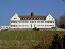 Immenstaad, Schloss Hersberg, repr�sentative Klosterau�enstelle der Reichsabtei Ochsenhausen, erbaut von 1551 bis 1670, heute Bildungseinrichtung der Pallottiner 
Gesellschaft (09.03.2014)