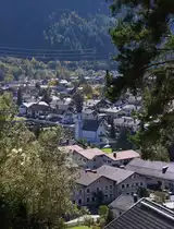 Vom Gr�bl Weg in Mittenwald hat man einen sch�nen Blick auf den Ort und die Friedhofskirche St. Nikolaus. 09.10.2014