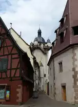 Schlettstadt (Selestat), Blick durch eine Altstadtgasse zum Uhrturm, Juni 2014