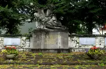 Garmisch-Partenkirchen, das Denkmal f�r die Gefallenen der Weltkriege auf dem ehemaligen Friedhof an der St.Sebastian-Kapelle, Aug.2014