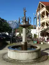Garmisch-Partenkirchen, der Sch�ffler-Brunnen vor dem Hotel  Drei Mohren , zeigt den Partenkirchener Sch�fflertanz, Aug.2014