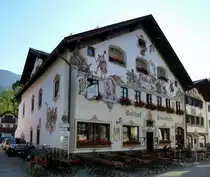 Garmisch-Partenkirchen, Hotel-Gasthof Fraundorfer in der historischen Ludwigstra�e, seit 1857, mit typischer Fassadenmalerei, Aug.2014
