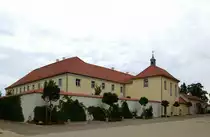 Freystadt, die Geb�ude des Franziskanerklosters unmittelbar neben der Wallfahrtskirche Maria Hilf, Aug.2014