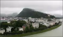 . Tr�bes Wetter in Salzburg -

Ausblick vom M�nchsberg auf die andere Seite der Salzach mit dem Kapuzinerberg.

30.05.2014 (Matthias)