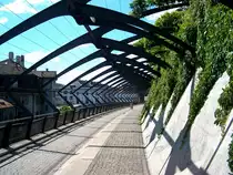 Z�rich, Bahnhof Stadelhofen. Von 1985 bis 1992 hat der bekannte Architekt Santiago Calatrava den Bahnhof Stadelhofen erstellt. Hier die Aussichts-Promenade. Kletterpflanzen umranken die Laube an gespannten Dr�hten (Entwurf Werner R�egger) Aufnahme 2003