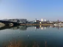 Blick vom Lentos auf LINZ-Urfahr, mit Ars-Electronica-Center u.Stadtpfarrkirche, und im Hintergrund der P�stlingberg; 150227