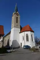 G�nningen, Ev. St. Peter und Paul Kirche, erbaut von 1842 bis 1844 nach Pl�nen von 
Johann Georg Rupp im neugotischen Stil aus G�nninger Tuffstein, Chor und unterer Teil des Kirchturms stammen noch von der �lteren Kirche (19.02.2015)