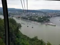 Koblenz, Blick aus der Seilbahngondel kurz nach dem Verlassen der Bergstation auf Koblenz, den Rhein, das Deutsche Eck und die Mosel rechts, Sept.2014