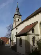H�ttenheim, Ev. Pfarrkirche in der Kirchenburg, Turm romanisch, Chor und Langhaus erbaut im 18. Jahrhundert (08.03.2015)