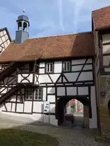 M�nchsondheim, Torhaus der Kirchenburg, erbaut 1698 (09.03.2015)