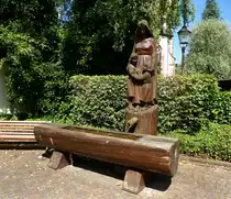 Kirchzarten, h�lzerner Brunnen im Ortszentrum, Juni 2014