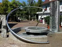 Kirchzarten, die Brunnenanlage  Zeitensegel  von Daniel R�sch im Ortszentrum, aufgestellt 2001, Juni 2014