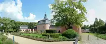 Ostfl�gel vom Schloss Wickrath, Sitz des  Rheinischer Pferdestammbaum , Pano-Aufnahme 21.08.2014