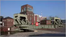 Bremerhaven. Diese Klappbr�cken �berqueren den Verbindungskanal zwischen dem Alten und dem Neuen Hafen und wurden in der zweiten H�lfte der 1920er Jahre errichtet. Die schmalere Br�cke (links) war als Eisenbahn�berf�hrung vorgesehen, die breitere Br�cke dem Stra�enverkehr. Das Ensemble mit den drei in Klinkerbauweise errichteten Maschinenh�usern ist denkmalgesch�tzt.
19.02.2015