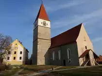 Deiningen, Pfarrkirche St. Martin, Saalbau mit Rechteckchor, Turm mit Spitzhelm n�rdlich an Chor und Schiff, Turm erbaut 1320, Langhaus und Chor Ende des 14. Jahrhunderts, Turmerh�hung 1702 (18.03.2015)