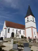 Hainsfarth, Kath. St. Andreas Kirche, Saalbau mit Rechteckchor, Strebepfeilern an den Geb�udeecken, Chor und Langhaus erbaut 1653 (18.03.2015)
