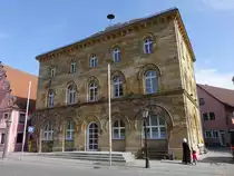 Wassertr�dingen, Rathaus, hoch aufragender dreigeschossiger Walmdachbau, erbaut 1850 (18.03.2015)