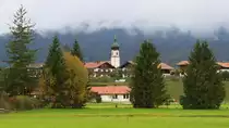 Die Gemeinde Kr�n liegt an der Isar und im Landkreis Garmisch-Partenkirchen unweit von Mittenwald. In Kr�n zweigt von der Isar der Obernachkanal zum Walchensee ab. Hier ein Blick auf Kr�n mit der Pfarrkirche St. Sebastian. 09.10.2013