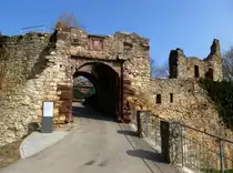 Burgruine R�tteln, das S�dtor oder Untertor von 1468, war der Zugang zur Vorburg, M�rz 2015