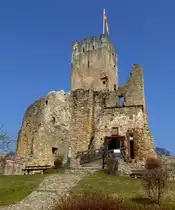 Burgruine R�tteln, der Zugang zur Kernburg mit dem Torturm, dem sogenannten Giller, M�rz 2015