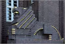 Wilhelmshaven. Ein aus Klinkersteinen gemauerter L�we neben dem Haupteingang des Rathauses. 
22.03.2015