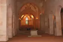 Blick am 27.03.2015 in die romanische Klosterkirche Lorch. Bemerkenswert fand ich, dass das Sonnenlicht von au�en nur in den Altarraum schien und diesen interessant ausleuchtete.
