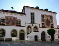 Murnau am Staffelsee, das 1842 erbaute Rathaus mit Fassadenmalerei der ca.12.000 Einwohner z�hlenden Stadt am Rande der Alpen, Aug.2014