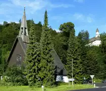 Oberau, die evangelische Heilandkirche und dar�ber auf dem Kirchbichl die St.Georgs-Kapelle, Aug.2014