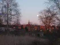 Der Mond �ber den St.Marienkirche in Bergen/R�gen,am 03.April 2015,k�ndigte eine kalte Nacht an was man am n�chsten Morgen an den vereisten Auto`s dann sah.